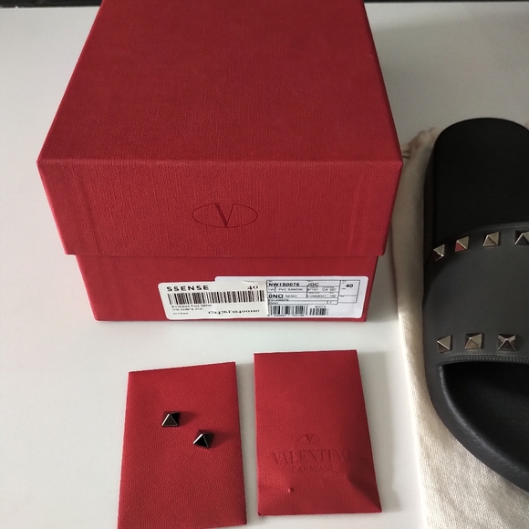 💯 Authentic Valentino Garavani Rockstud Slides - Picture 5 of 6